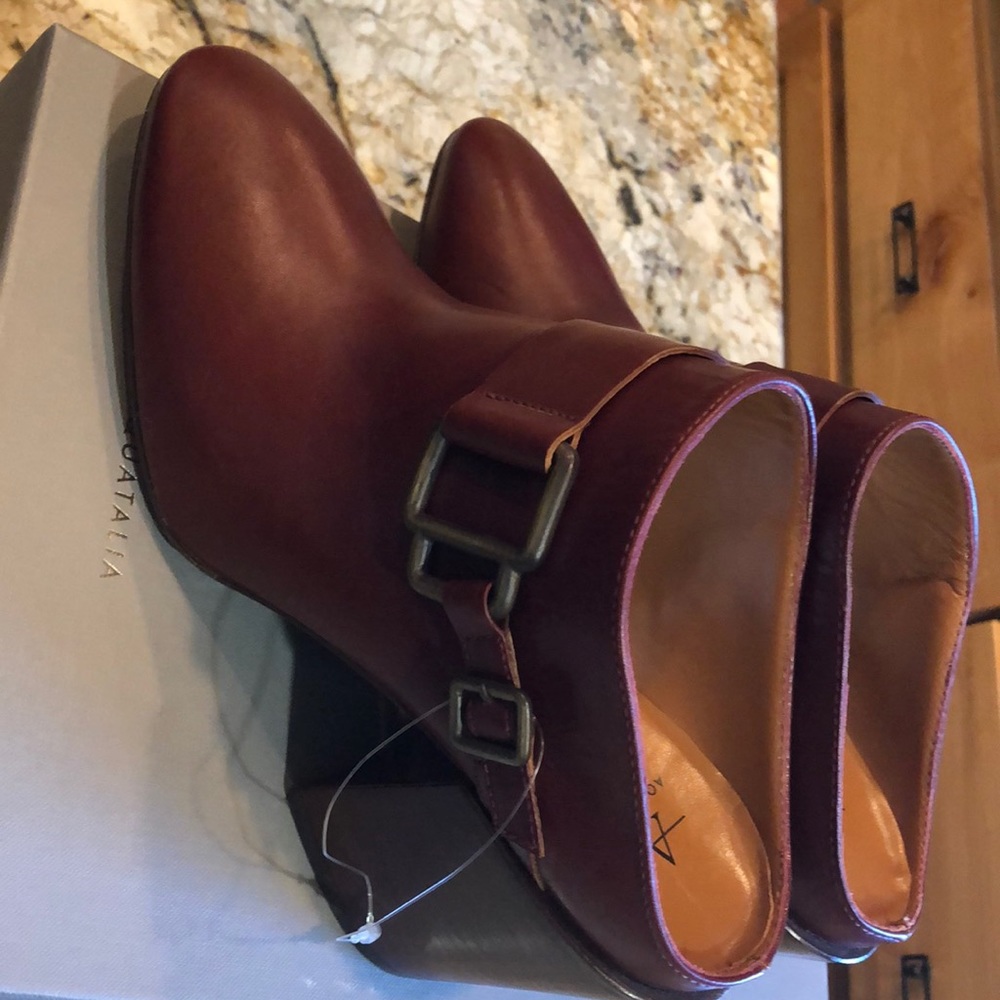 NWT Aquatalia burgundy mules with buckles & approximately 3 1/2” wood block heel
